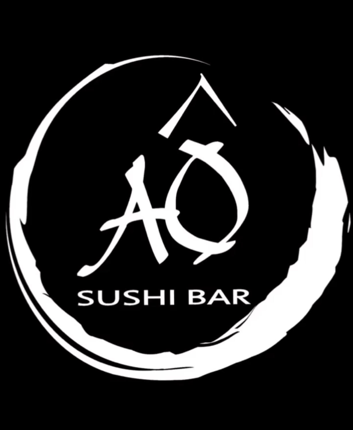 Sushiman do Aô Sushi Bar finalizando peças no balcão do restaurante