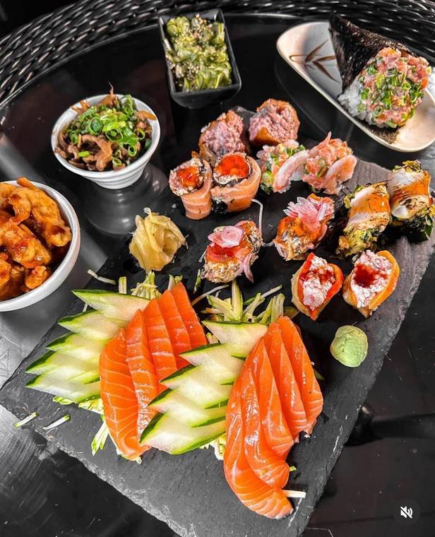 Combinado do Aô Sushi Bar com sashimis, niguiris e hots