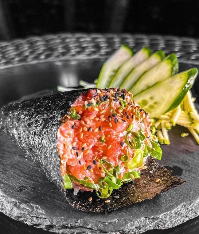 Detalhe de combinado com hots e sashimi