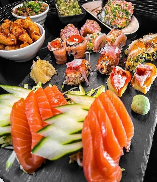 Combinado com sashimi de salmão, hots e temaki