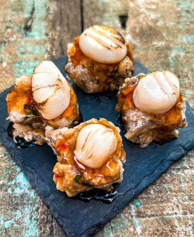 Hot roll finalizado com vieira maçaricada e molho agridoce