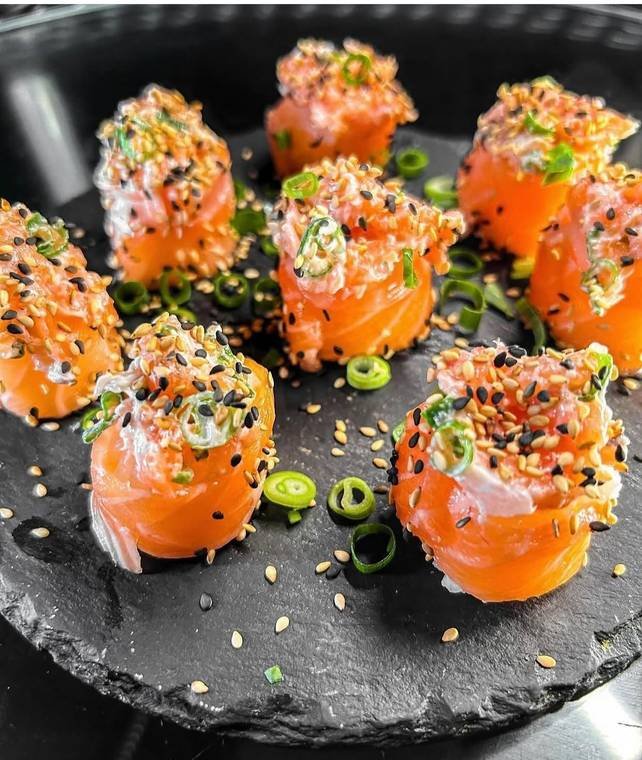 Niguiris de salmão com cream cheese, cebolinha e gergelim