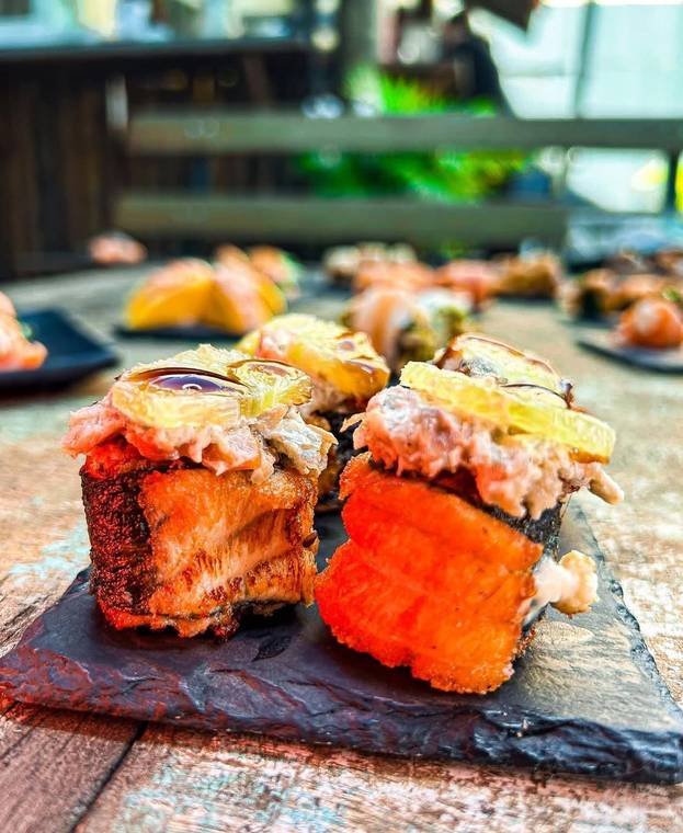 Bloco de salmão selado finalizado com abacaxi e teriyaki