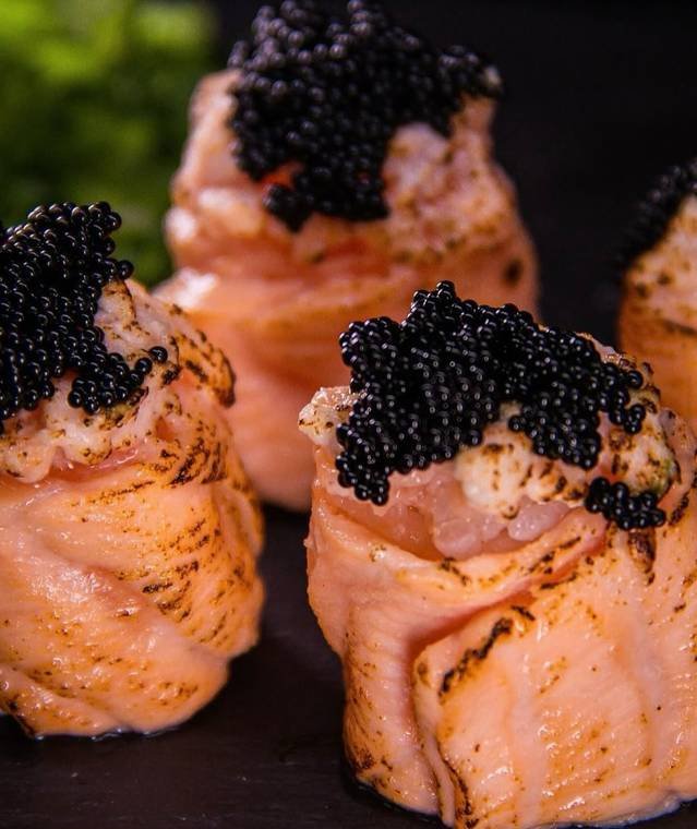 Salmão grelhado servido com legumes salteados