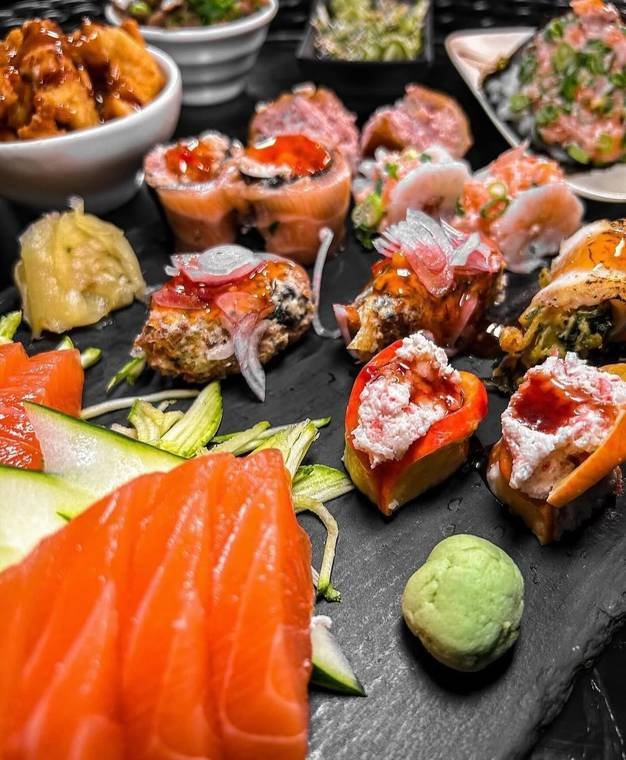 Sashimi de salmão fatiado sobre lâminas de pepino
