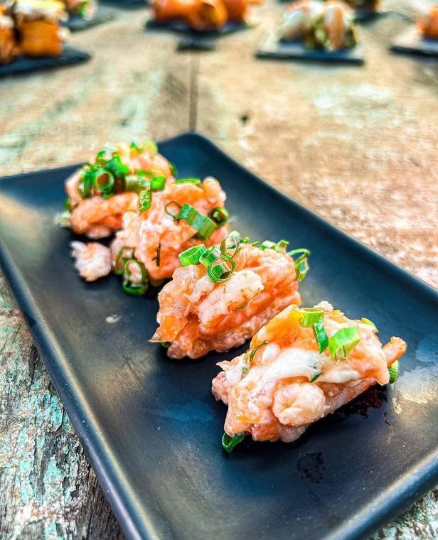 Entrada de tartar de salmão com cebolinha