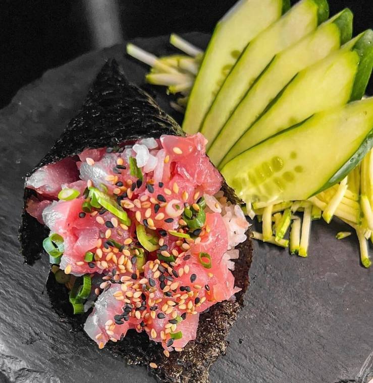Temaki de atum com gergelim e cebolinha