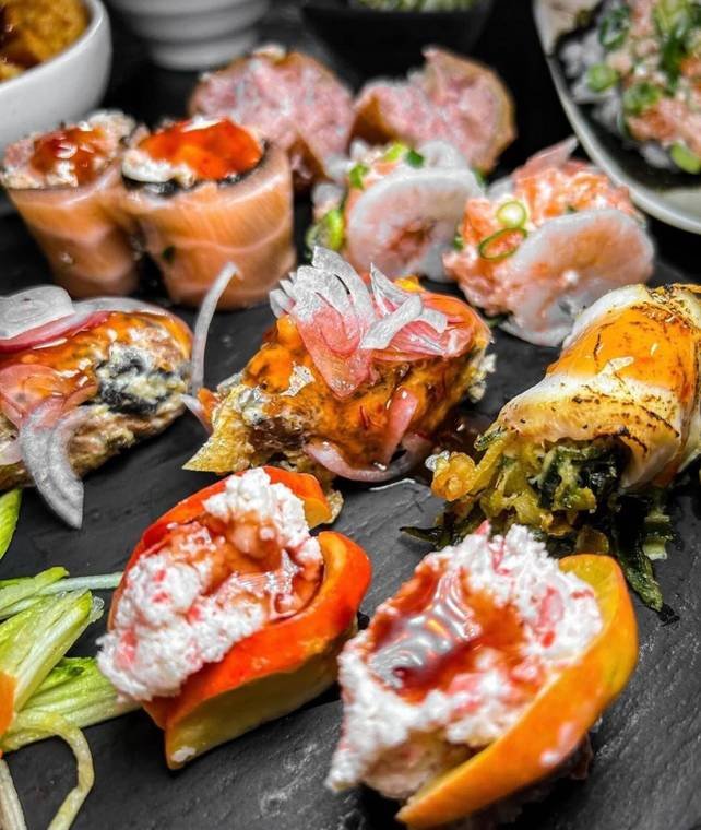 Temaki de salmão com cebolinha e gergelim